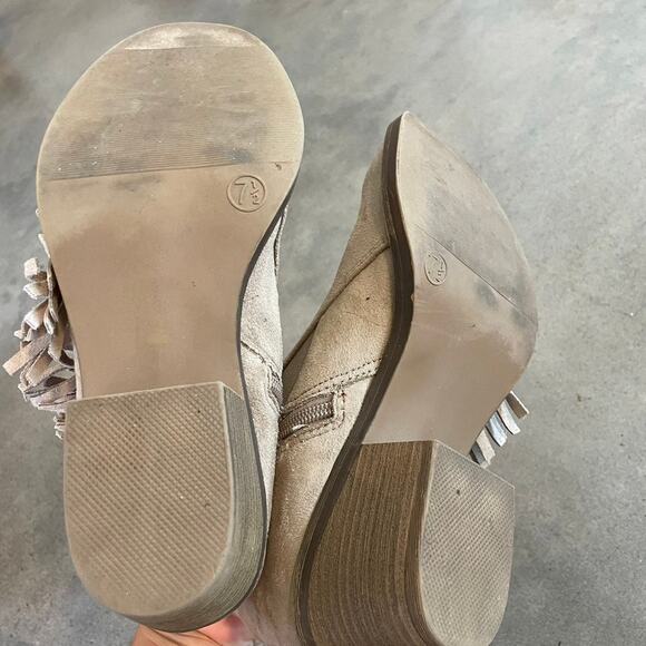 Mossimo Suede leather fringe taupe ankle boots low heel womens size 7.5 - Picture 11 of 11